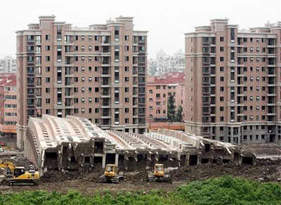 近日,上海市一在建楼盘—莲花河畔景苑住宅楼发生整体倒塌事故.