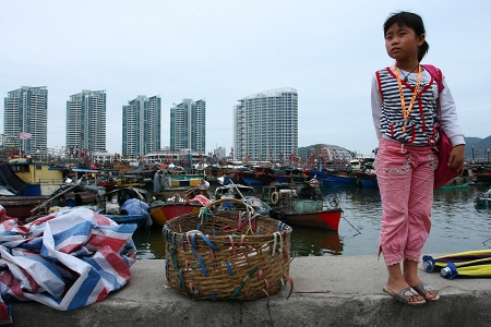 漂亮昂贵的海景房后,更多的海南本地人还在为提高收入辛苦奔波.